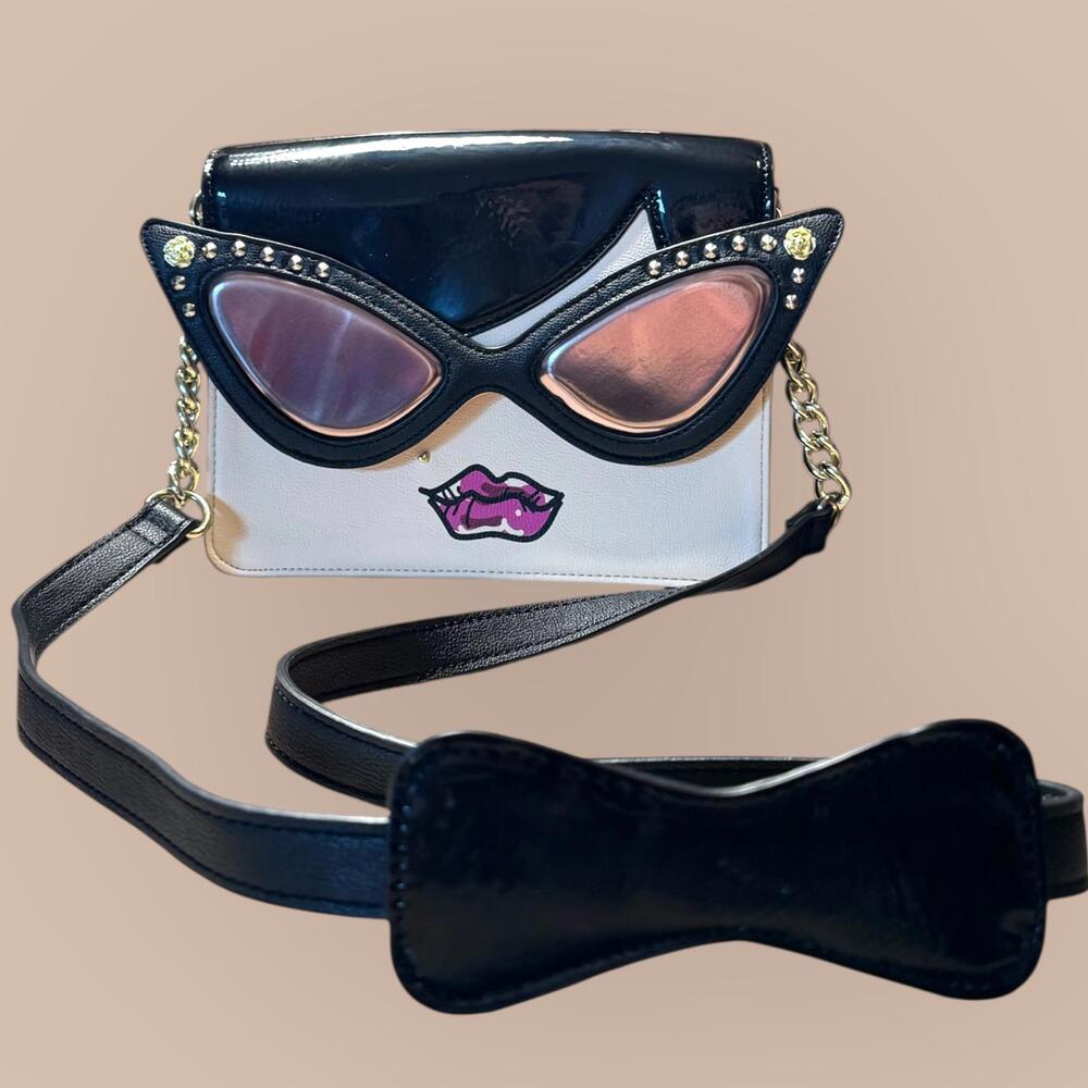 Betsey Johnson Women's Novelty Sunglasses Face Crossbody